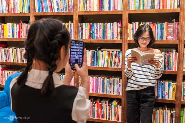 Quán cà phê trang trí ba tấn sách ở Hà Nội